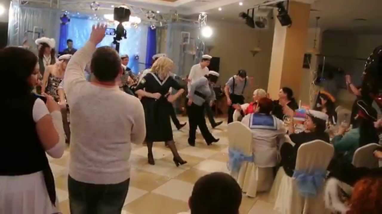 Танцуют яблочко на свадьбе друга Танцуют яблочко на свадьбе друга