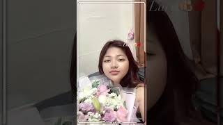 Tatapan Manis, Senyum Menggoda