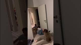 Mustafa Ayaklarının Altından Çok Huylanıyor Kilitledik Çocuklarla