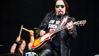 Watch Ace Frehley Reckless video
