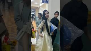 Ca Sĩ Quỳnh Trang Vui Vẻ Chào Khán Giả