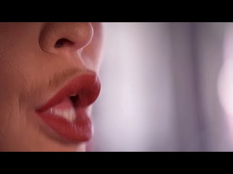 Lolly Lips дразнит парня а затем всё-таки помогает ему кончить