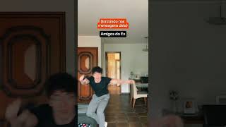 Menina Apagando As Fotos Com O Namorado No Instagram