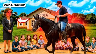 Invadi Uma Escola A Cavalo No Dia Das Crianças