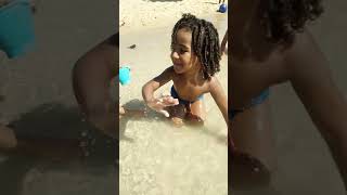 Brincando Na Praia