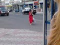 O betiva din GALATI merge cu berea in mana si canta ... Mori de ras :))