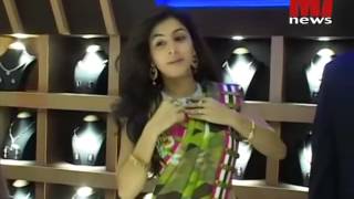 Isha Talwar Open Navel Inviting Show In Saree During A Inauguration