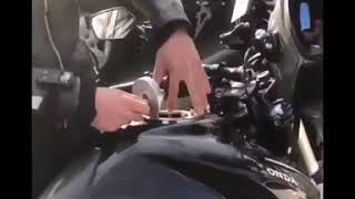 Parmağıyla Sigara Yakan Adam