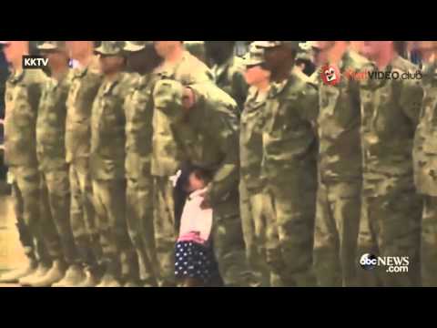 NIÑA DE 3 AÑOS INTERRUMPE ACTO MILITAR PARA ABRAZAR A SU PADRE NIÑA DE 3 AÑOS INTERRUMPE ACTO MILITAR PARA ABRAZAR A SU PADRE