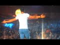 Gustavo Lima cantando na chuva
