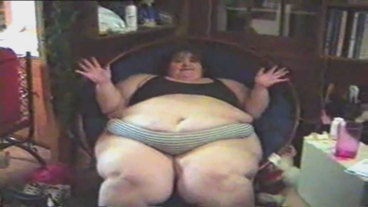 Жирная баба трясёт толстой жопой перед веб-камерой во время стрима
