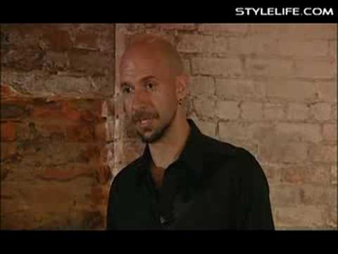 Neil Strauss, author of The Game, teaches about demonstrating higher value or DHV and storytelling as a tool of pick up artists to build attraction with