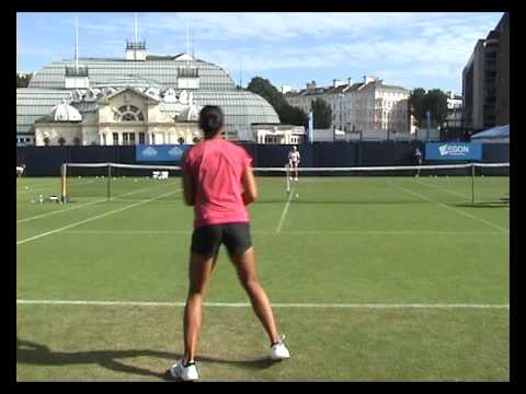 Anne Keothavong and 杉山愛 practice in Eastbourne 2009