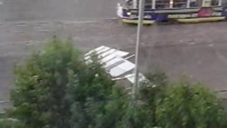 Видео В г. Орле ветром снесло крышу с остановки по ул. 1 Курская от Светлана В., 1-я Курская улица, Орёл, Россия