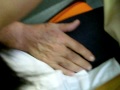 Vecchiaccio finge di dormire e mi tocca la coscia!