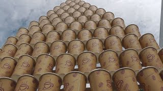 Pappbecher-Pyramide gegen Müllberge