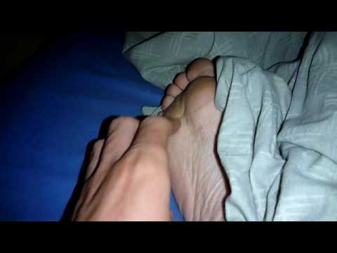 Лижет ножки спящей подружке