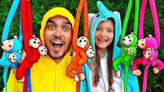 Cinco monitos saltaban en la cama | Canciones infantiles | Outdoor Play Area with Slides