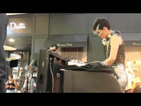 DJ Sara Castro y percusionista en Multiplaza durante Black Friday