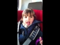 Kind singt im Auto Somebody That I Used To Know lustig, child sings