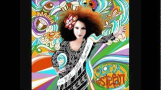 Watch Gloria Estefan Make My Heart Go video