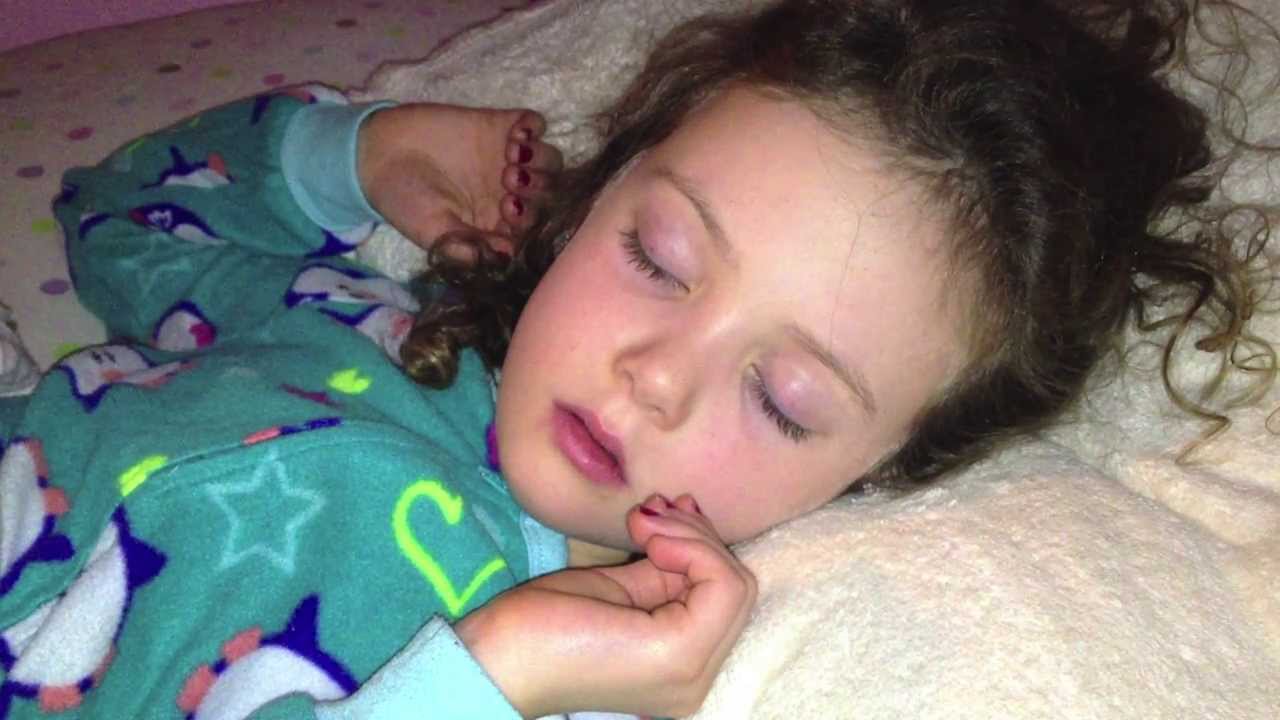 Спящая дочь проснулась с членом во рту