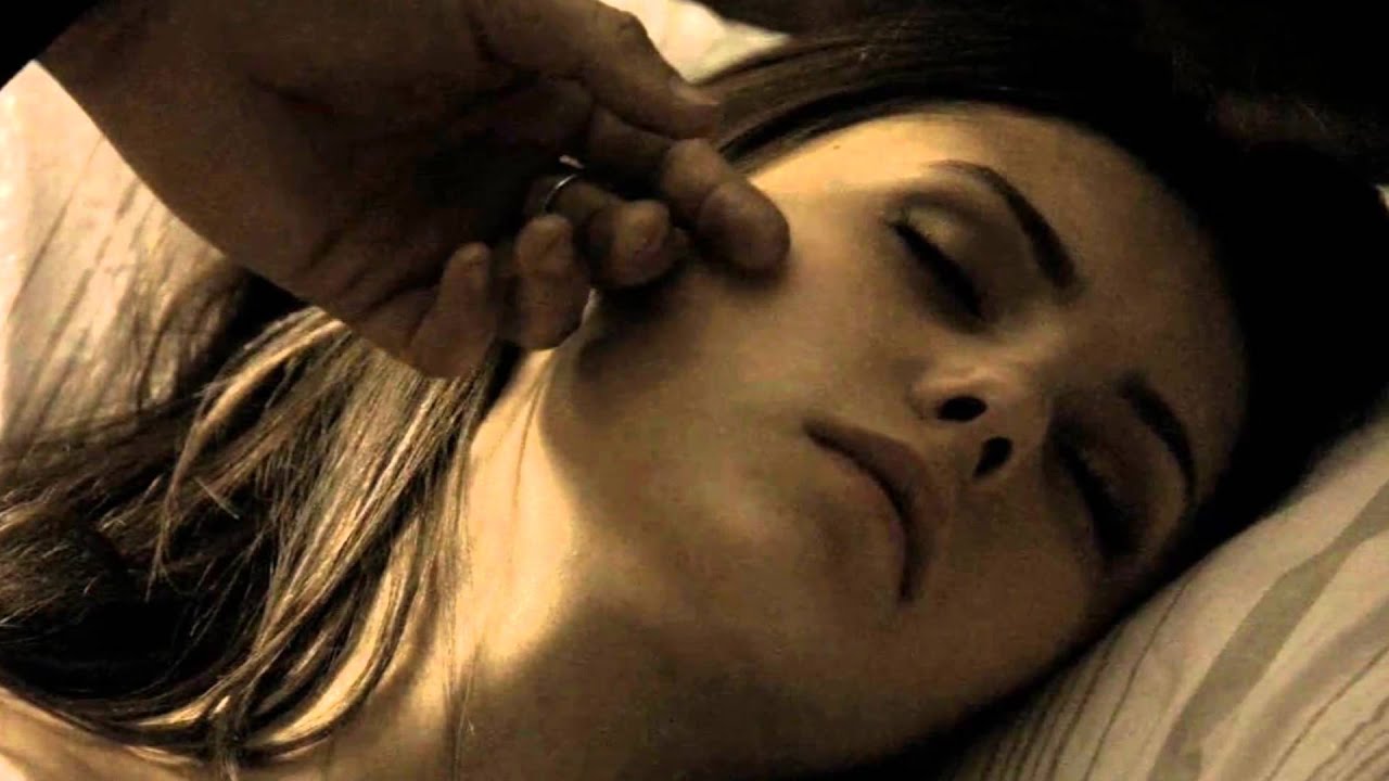 Женщина с золотистыми волосами проводит пальчиком по половым губам