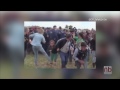 Camarógrafa Húngara Explica Porque Pateó a Migrantes que Huían la Policía
