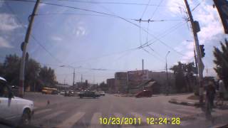 Видео Курица в Энгельсе на перекрестке улиц Тельмана и Рабочая от Kuraj, Рабочая улица, Энгельс, Россия