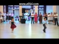 طفل وطفلة يرقصون رقصات الستينات