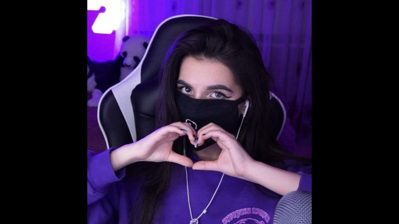 Девушка которая делает uwu