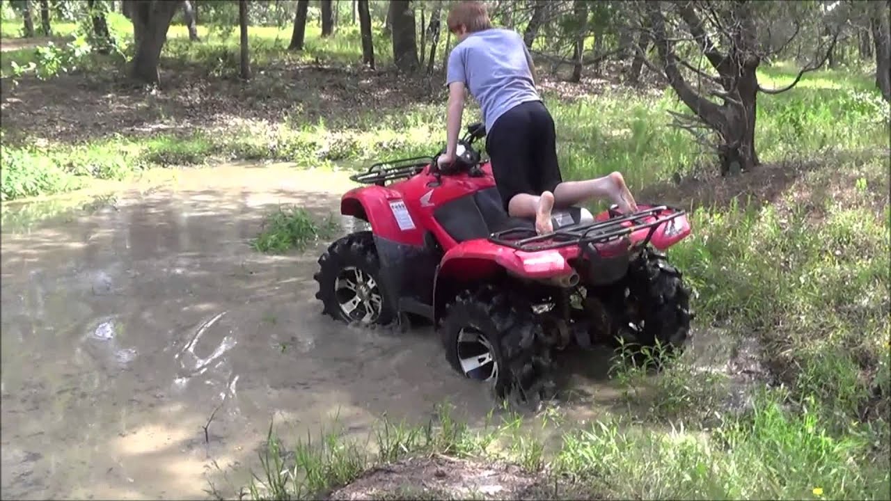 A little mudding- Honda Rancher 420 - YouTube