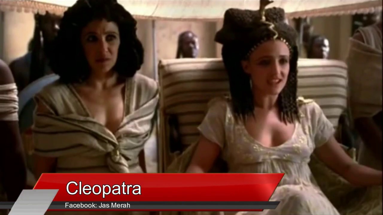 Модель в обнаженке как Клеопатра