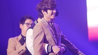 Male idols being adorable with their fanboys