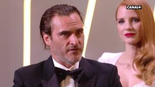 Joaquin Phoenix en baskets pour récupérer son Prix d'Interprétation Masculine Joaquin Phoenix en baskets pour récupérer son Prix d'Interprétation Masculine