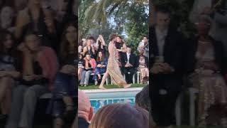 Défilé Pour Les 10 Ans De Fashion Tv Un Mannequin Éblouit Avec Une Robe Spectaculaire