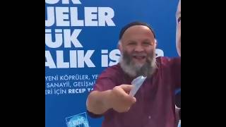 Laiklik Elden Gidiyeah Dedeye Di̇ş Firçasi Verdi̇ler
