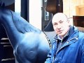 Clamoroso! Cavallo balla il bunga bunga in una vetrina di Amsterdam