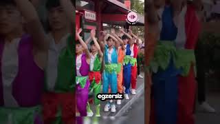 Çinde Otobüs Beklerken Dans Ediyorlar