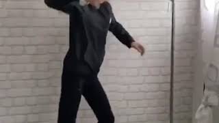 Covid 19 Menina Dança Muito Sintomas De Corona Vírus