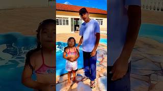 Mamãe Deixa A Filhinha Nadar Mom Lets The Little Daughter Swim