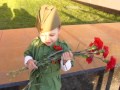 Девочка читает стих про солдата Девочка читает стих про солдата