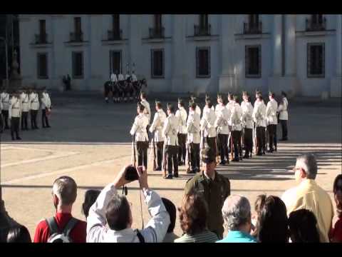 Este video foi feito no momento da troca da guarda chilena. O Governo Chileno localiza-se na Avenida La Moneda, o Palácio La Moneda é a sede do Governo do Ch...