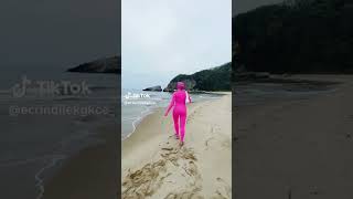 Ecri Dilek Gokce Pembe Giyiniyor