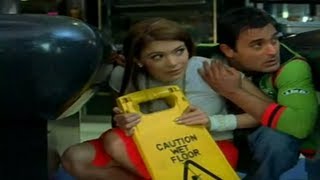 Urvashi & Akshayes Funny Escape From Security Naqaab Comedy Scene
