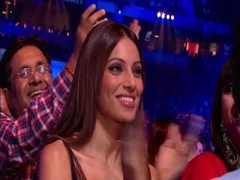 The Deol family together on stage at IIFA Awards 2011 - Segment...