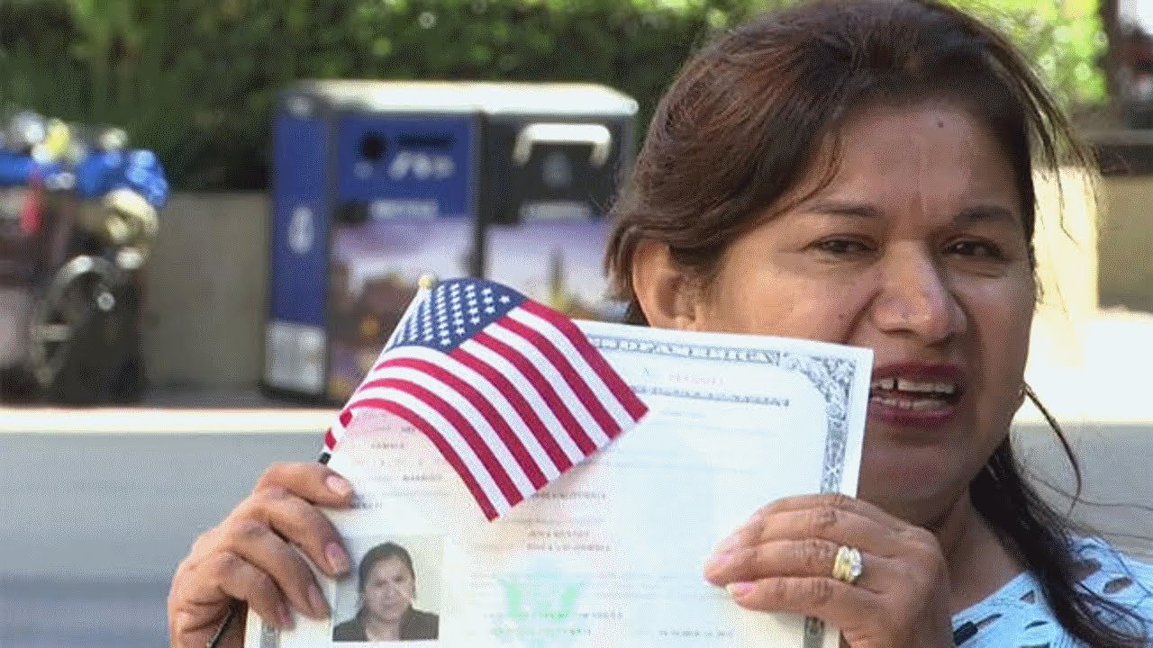 Симпатичная иммигрантка пытается насосать на гражданство
