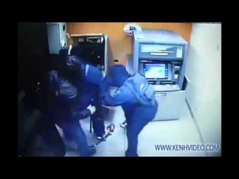 Cận cảnh ăn trộm ở cây ATM nhanh như cắt. Hơn 1 phút đã xong.
