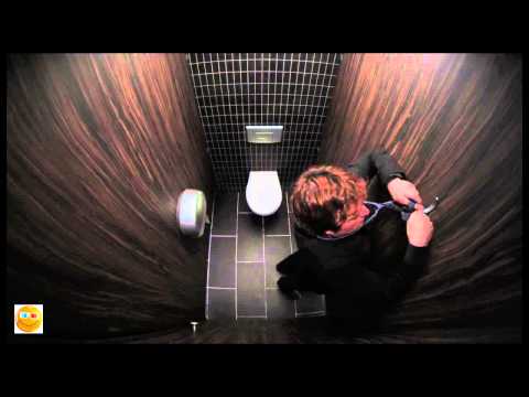 Скрытая камере в туалетной комнате засекла женщину с волосатой пиздой которая пришла в гости к другу