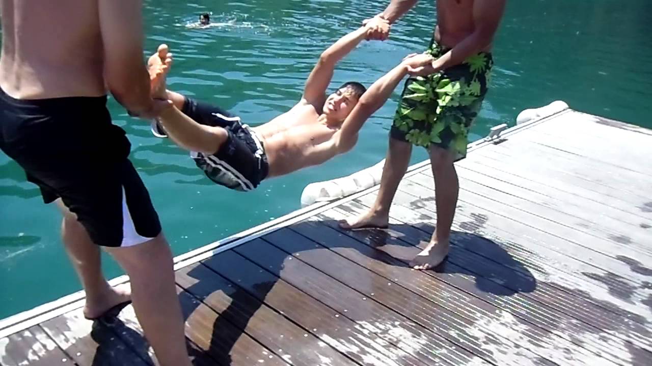 Молодчик ДжиМэк дерет подругу на палубе и бросает в набежавшую волну